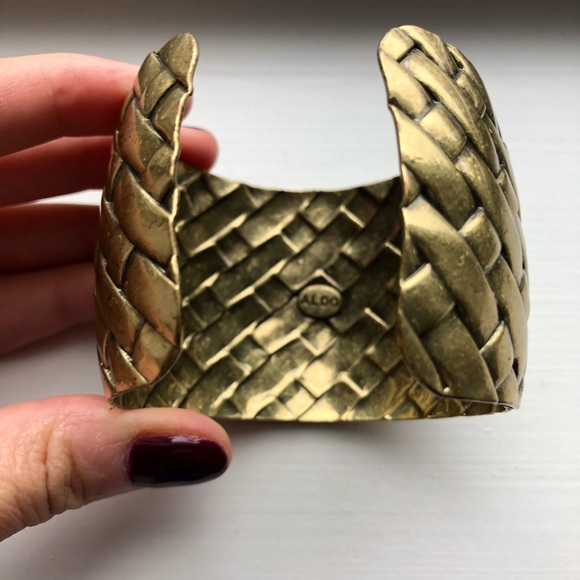 Chic brassy gold metal woven cuff bracelet - Picture 3 of 7